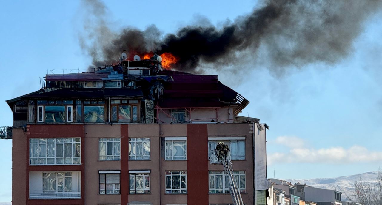 7 katlı binanın çatısındaki yangın hasara yol açtı