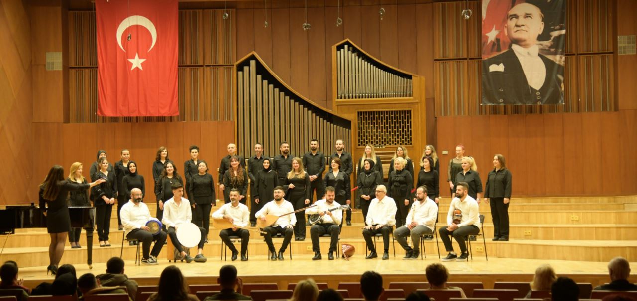 Halk Eğitim Merkezi bünyesindeki koro müzikseverlere konser verdi