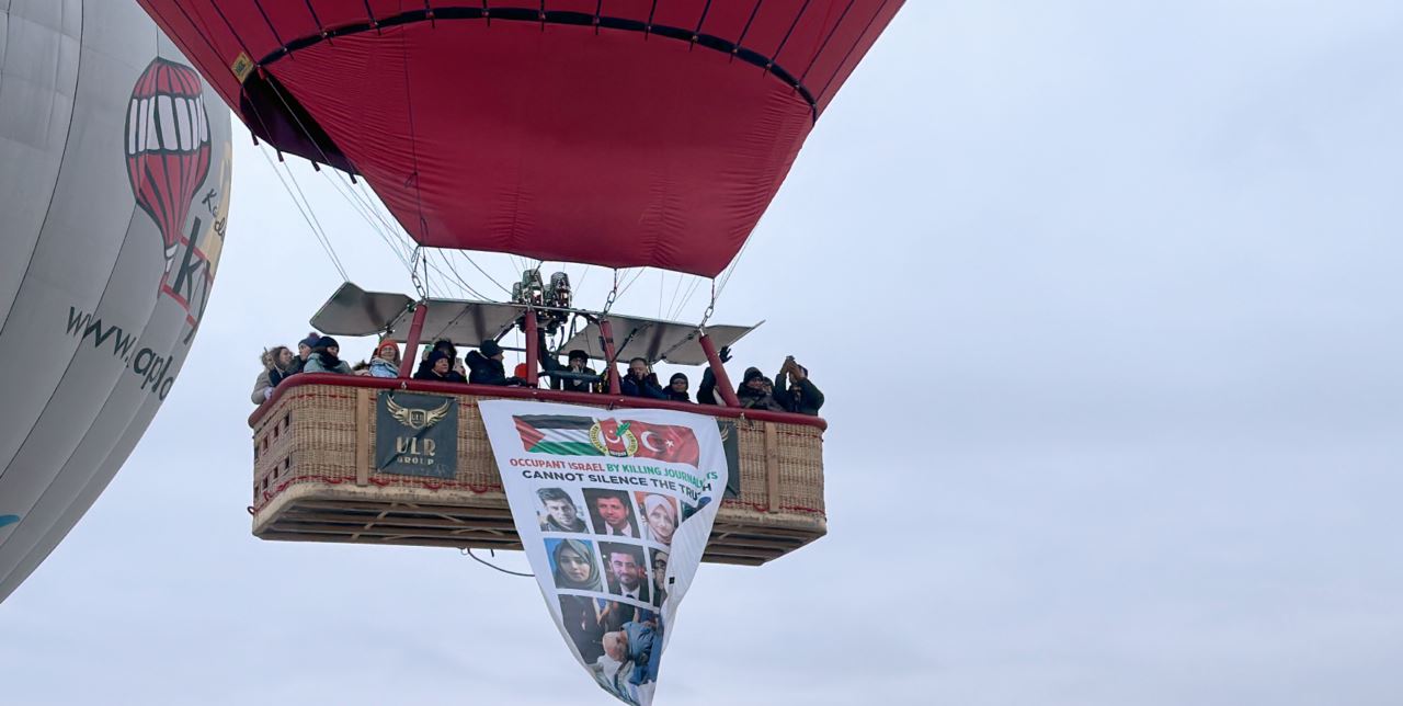 Balonlar bu kez İsrail'de öldürülen gazeteciler için havalandı