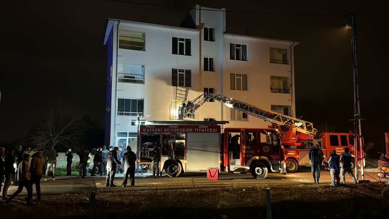 3 katlı binada meydana gelen yangında 1 kişi hayatını kaybetti