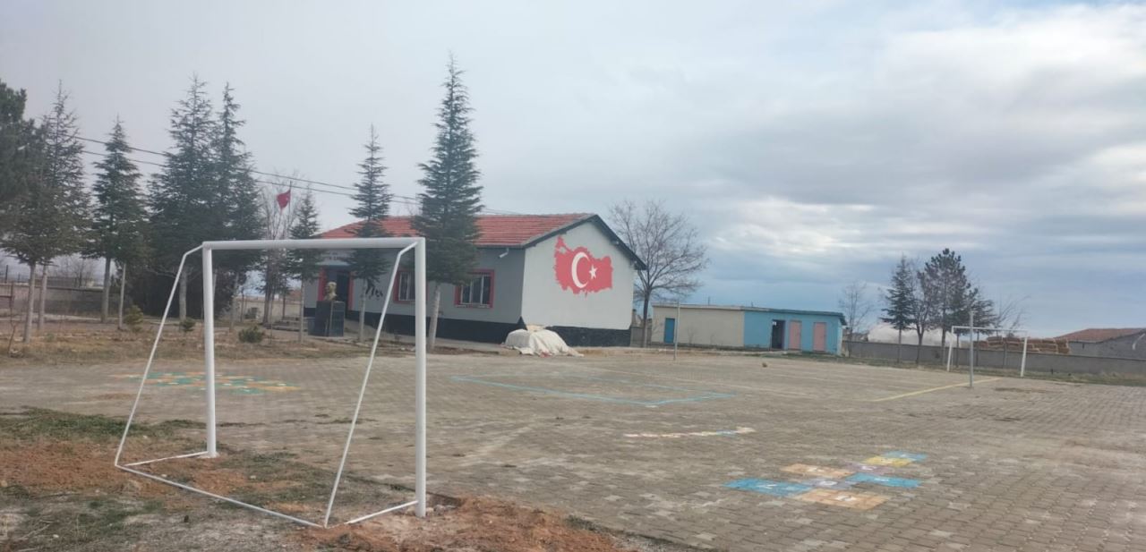 Çıraklık öğrencileri, köy okullarına kale, voleybol direği ve basketbol potaları yaptı