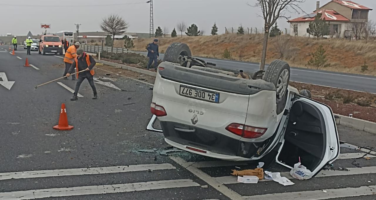 Konya'da, otomobilin devrilmesi sonucu 3 kişi yaralandı