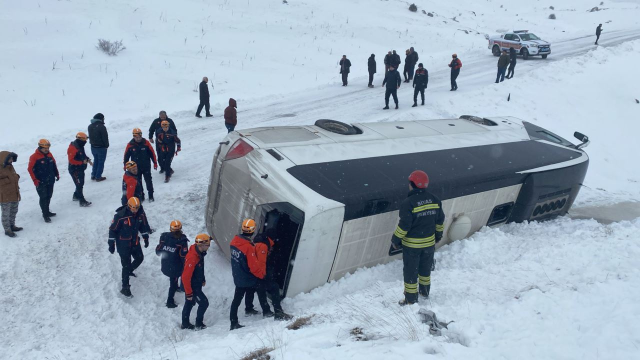 Cenazeden dönenleri taşıyan otobüsün devrilmesi sonucu 14 kişi yaralandı