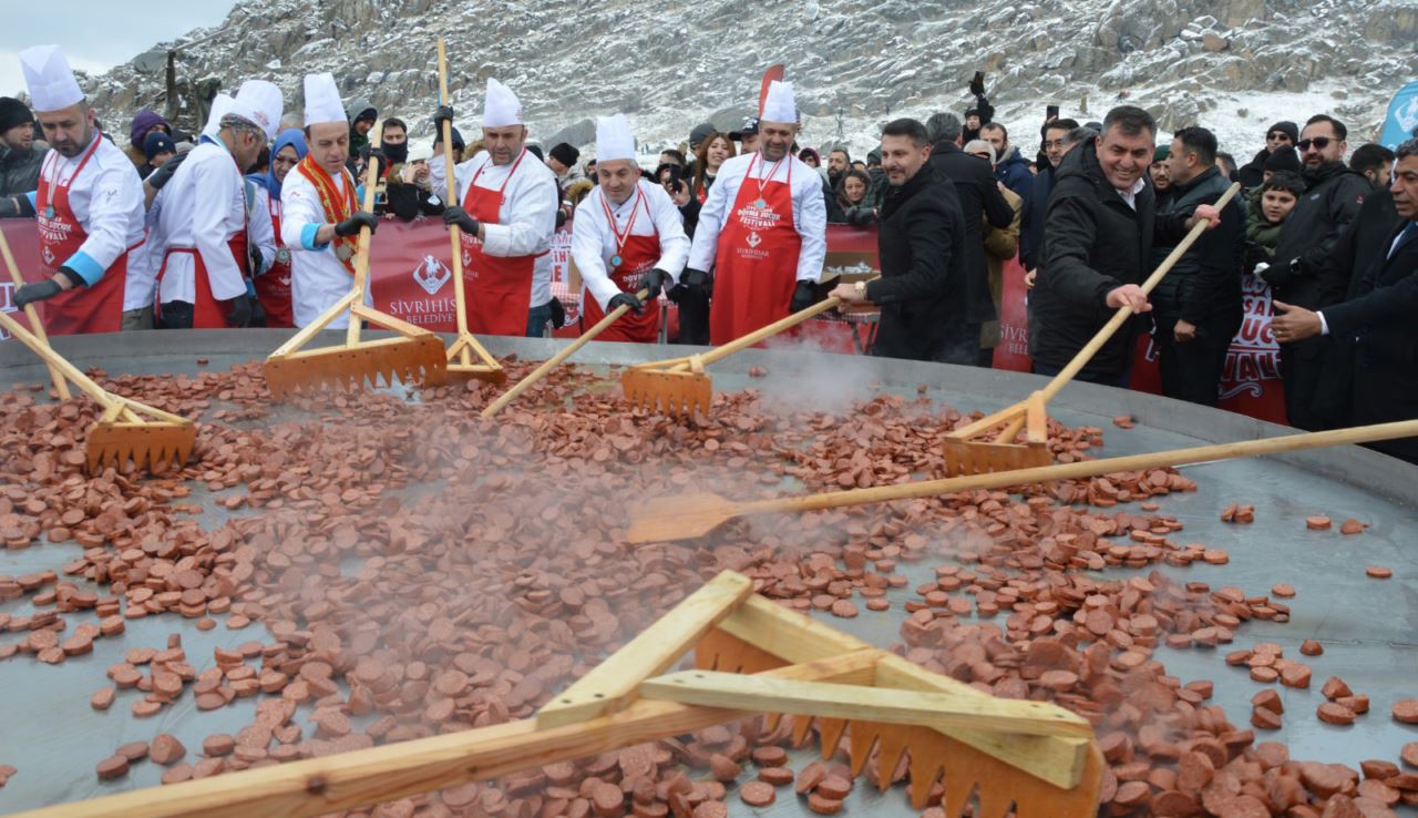 Dövme Sucuk Festivali'nde 7,5 ton sucuk ekmek ikramı yapıldı