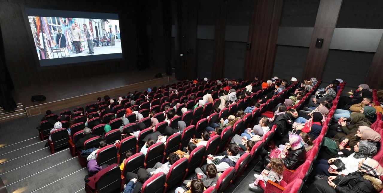 Karataylı öğrencilere tatilde sinema hediyesi
