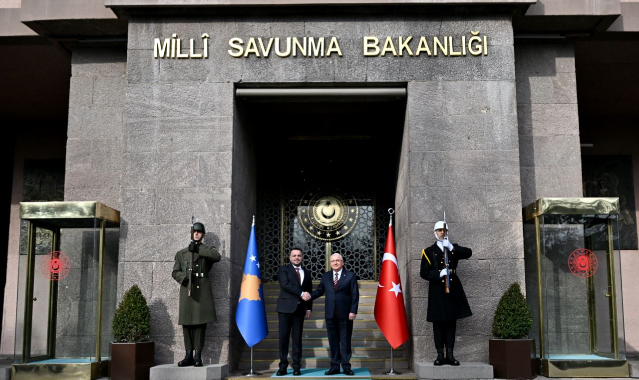 Bakan Güler, mevkidaşı Maqedonci ile  bir araya geldi