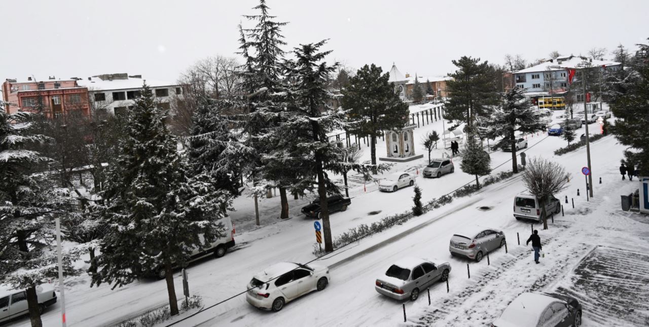 Beklenen kar yağışı geldi, Sarayönü beyaza büründü