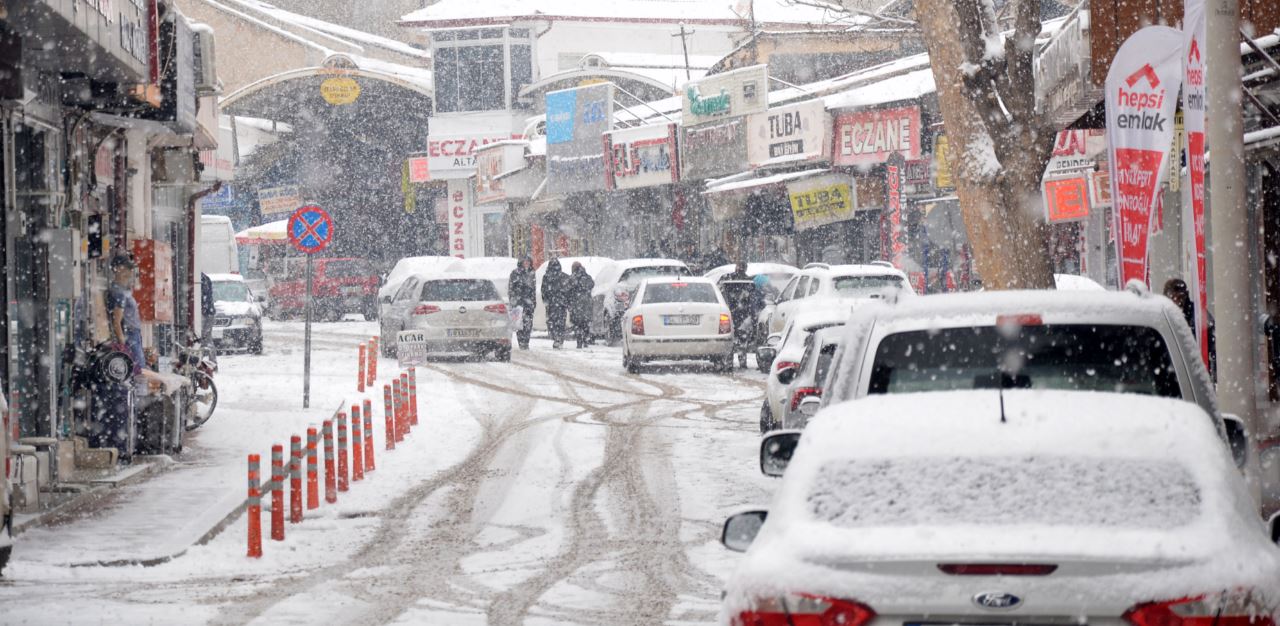 Karaman'da gece başlayan kar kenti beyaza bürüdü