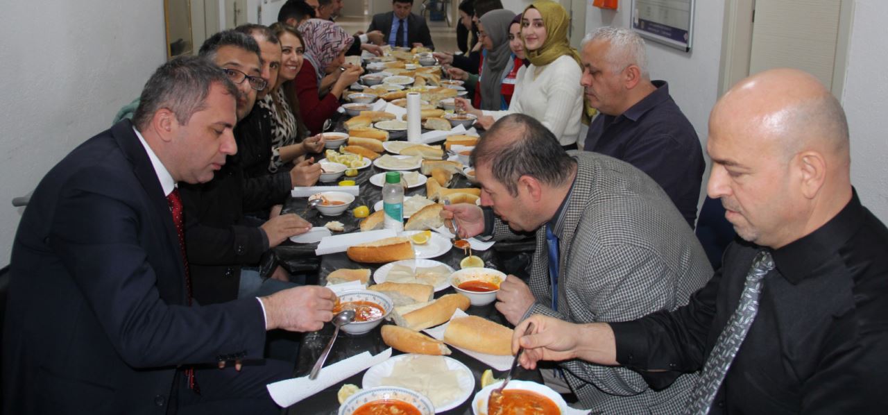 Kamu çalışanları yemekte bir araya geldi