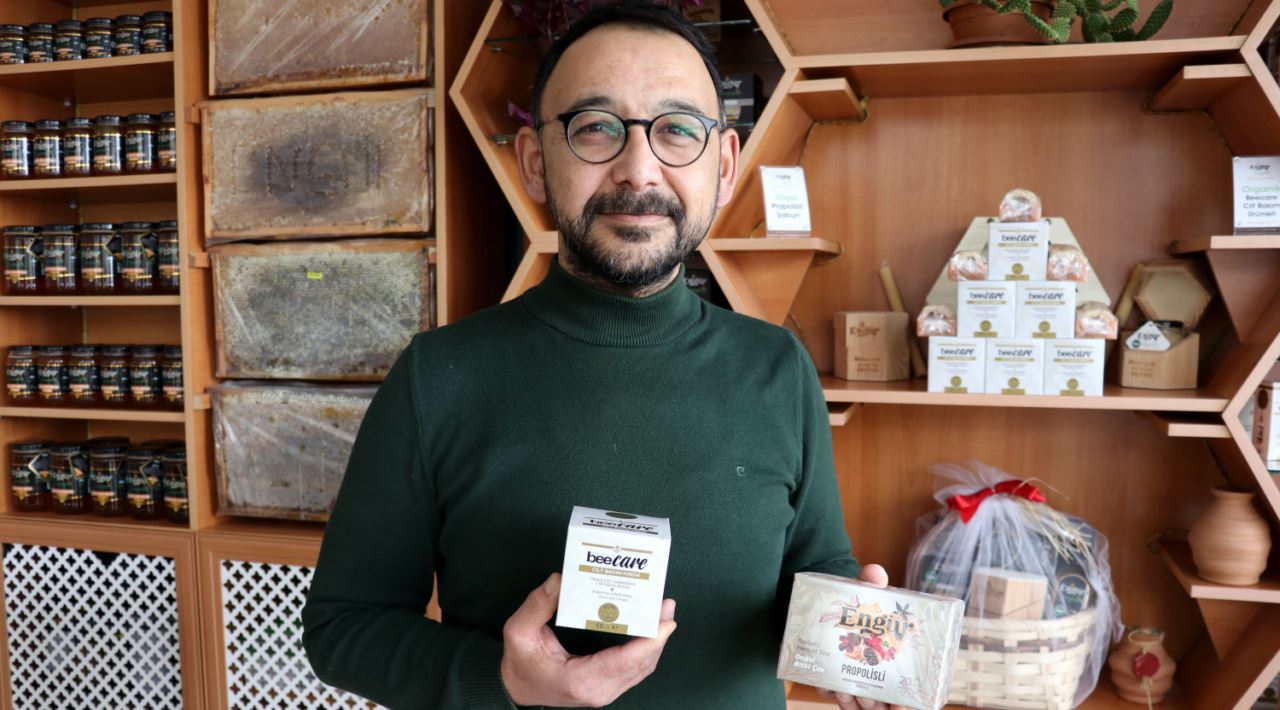 Propolis özü tozundan kozmetik ürünler elde ediliyor