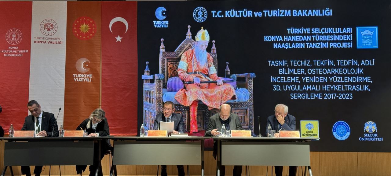 "Türkiye Selçukluları Hanedan Türbesindeki Naaşların Tanzim Projesi" paneli yapılıyor