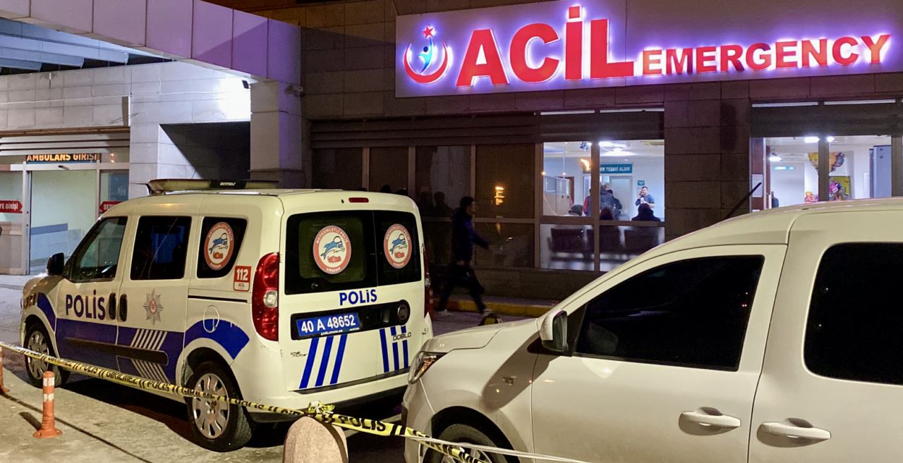 Göğsünden bıçaklanan bekçi ağır yaralandı