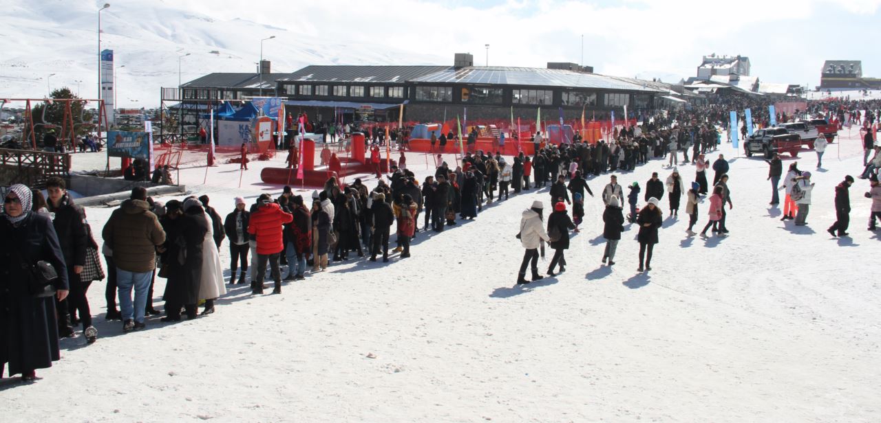 Tatilin son gününde de kayak merkezlerindeki yoğunluk devam ediyor