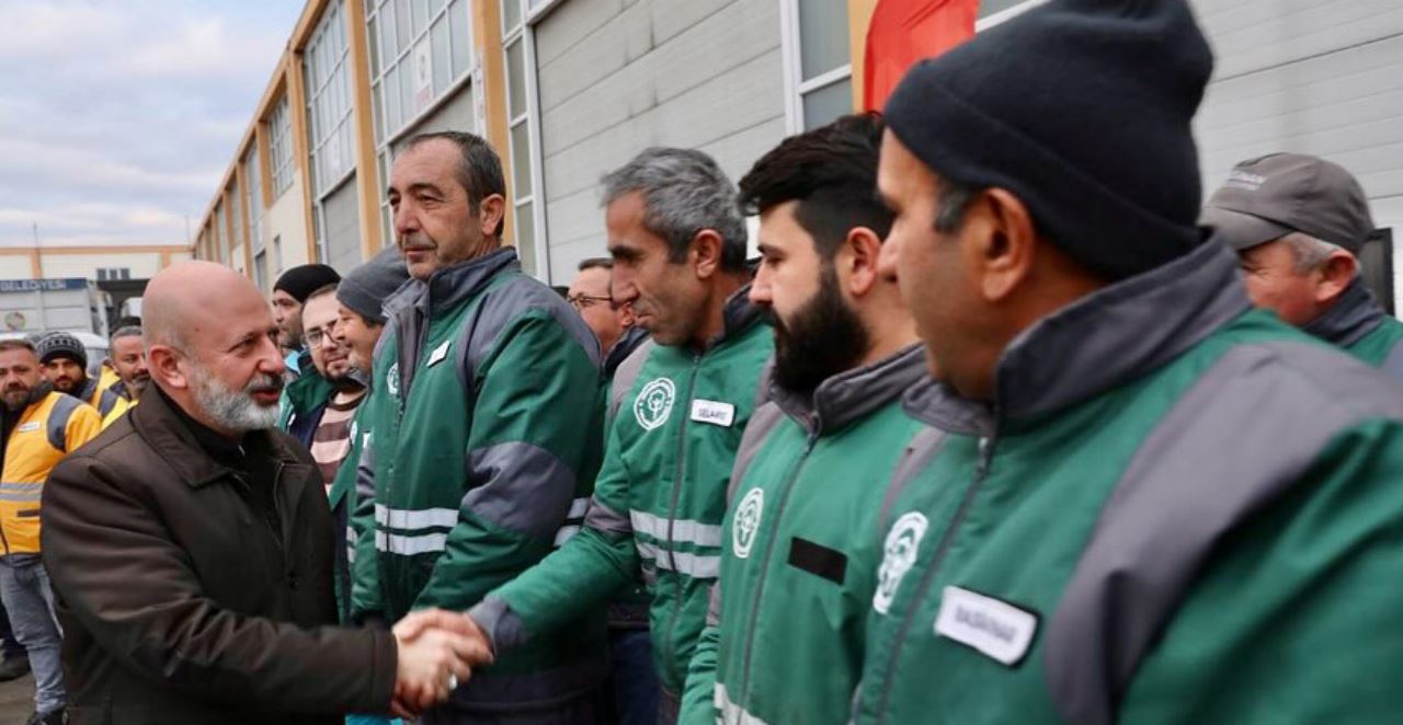 Çolakbayrakdar, saha çalışanları tarafından coşkuyla karşılandı