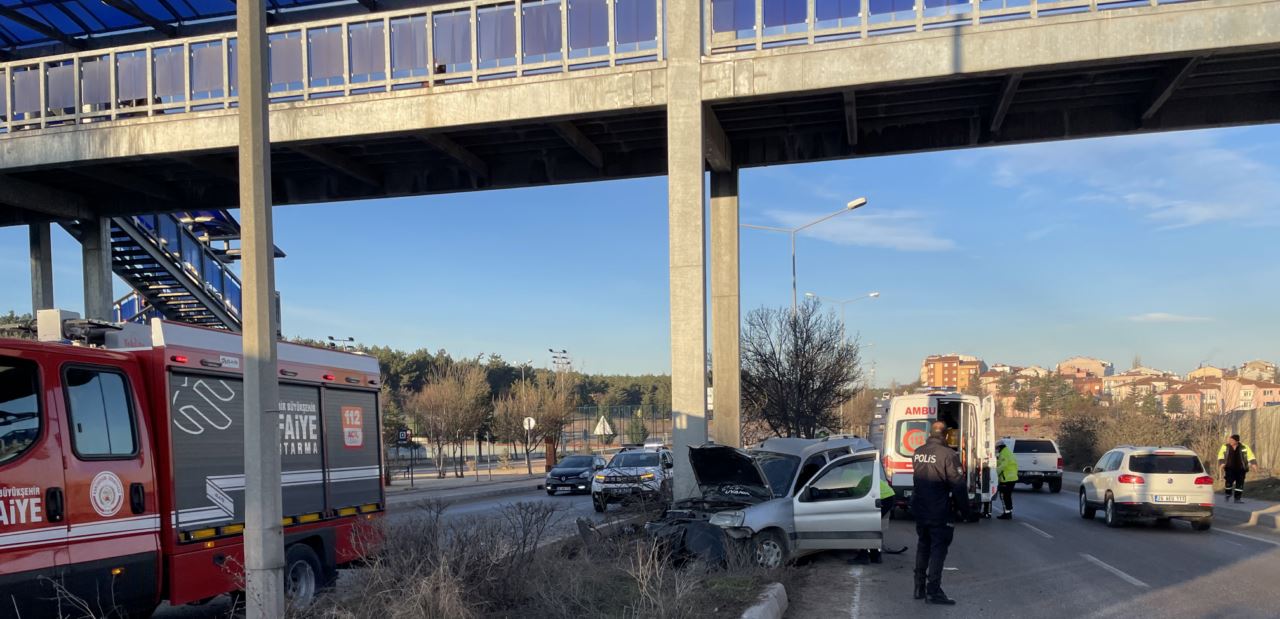 Üst geçidin ayağına çarpan otomobildeki 2 kişi yaralandı