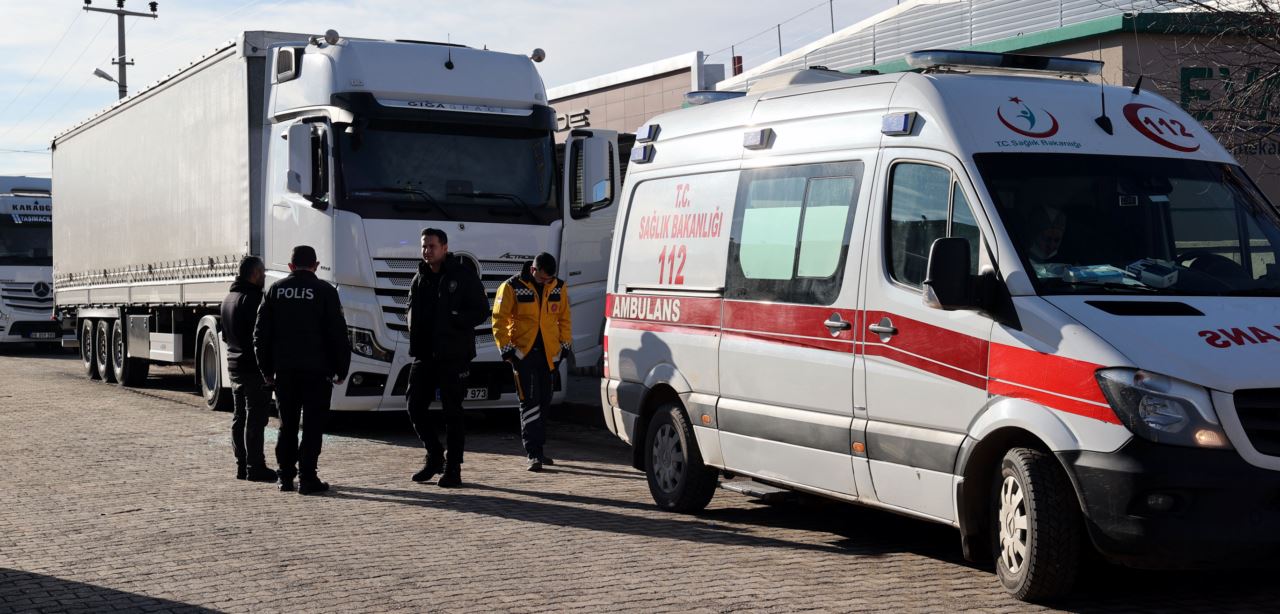 Tır şoförü, aracında ölmüş halde bulundu