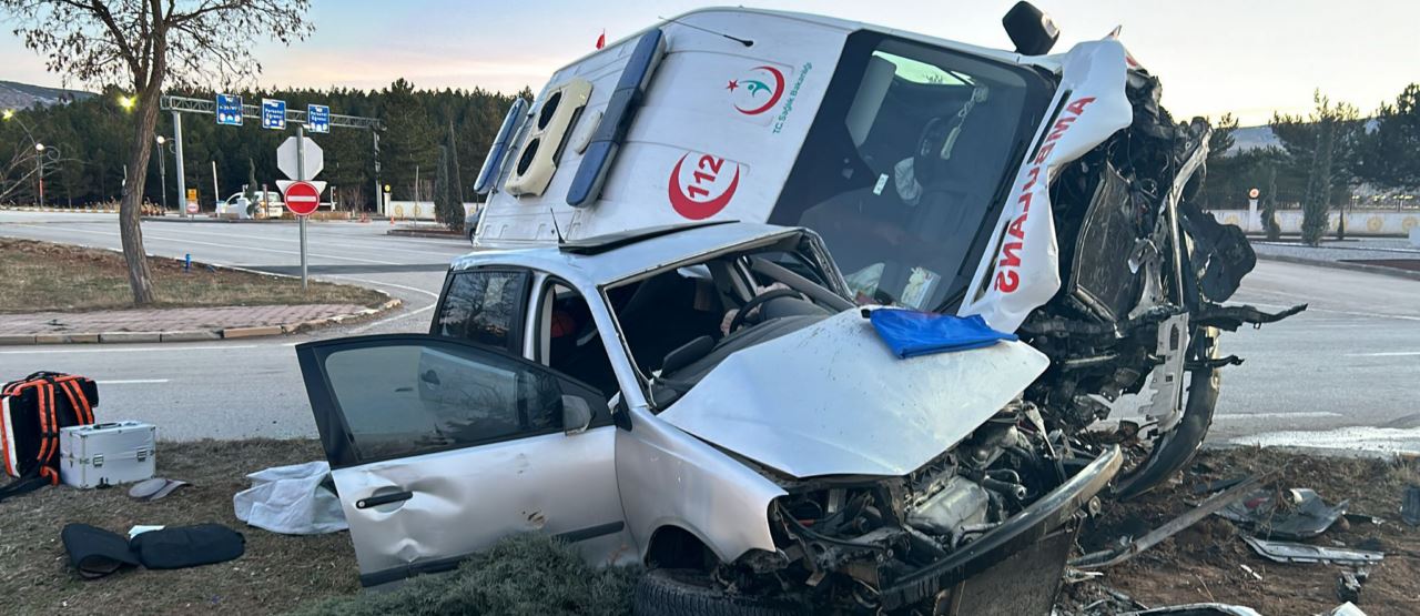 Ambulans ile aracın çarpışmasıyla meydana gelen kazada 3 kişi yaralandı