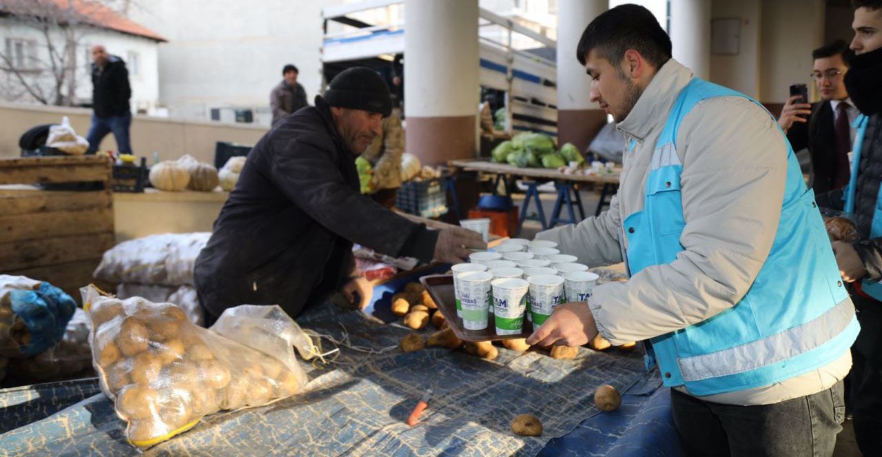 Çubuk belediyesi pazarcı esnafını unutmadı