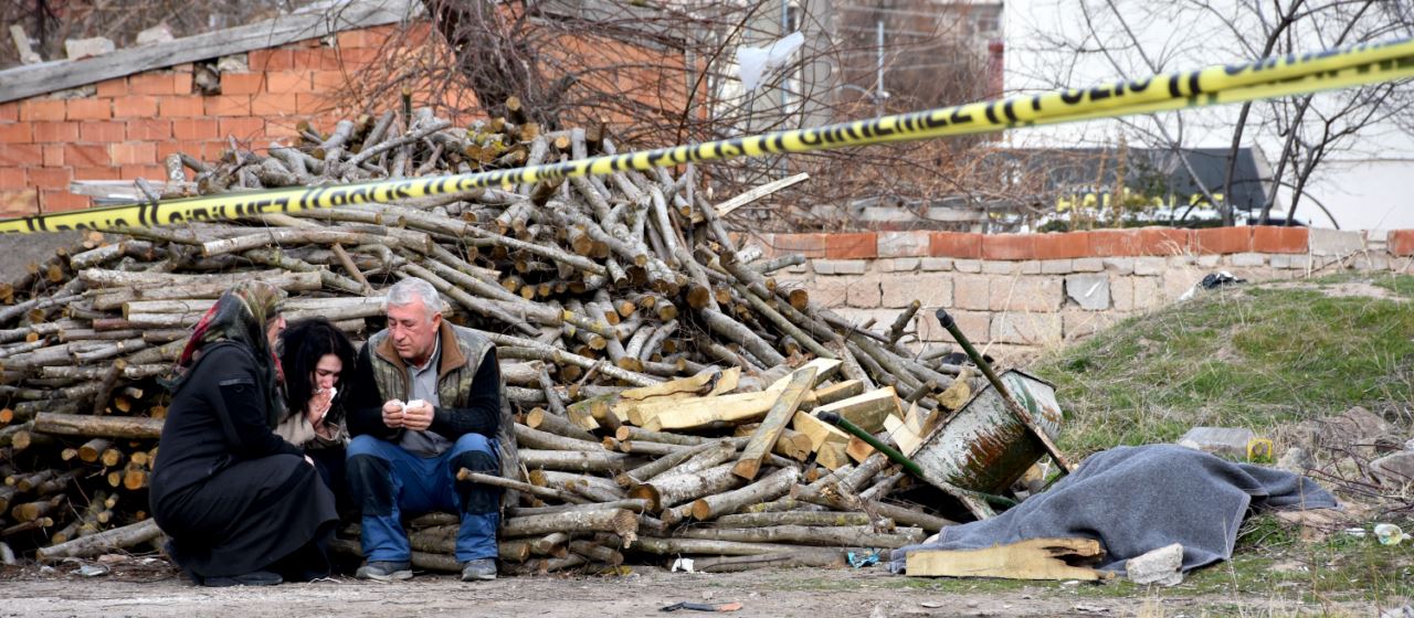 Bir kişi evinin bahçesindeki odunlukta ölü bulundu