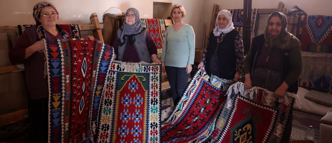 Tarihi medrese kilim dokuyan kadınlara gelir sağlıyor