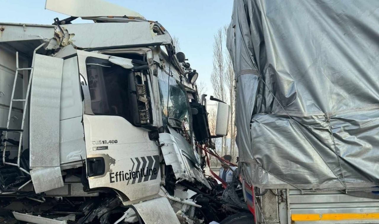 Konya'da iki tırın çarpışması sonucu 1 kişi hayatını kaybetti