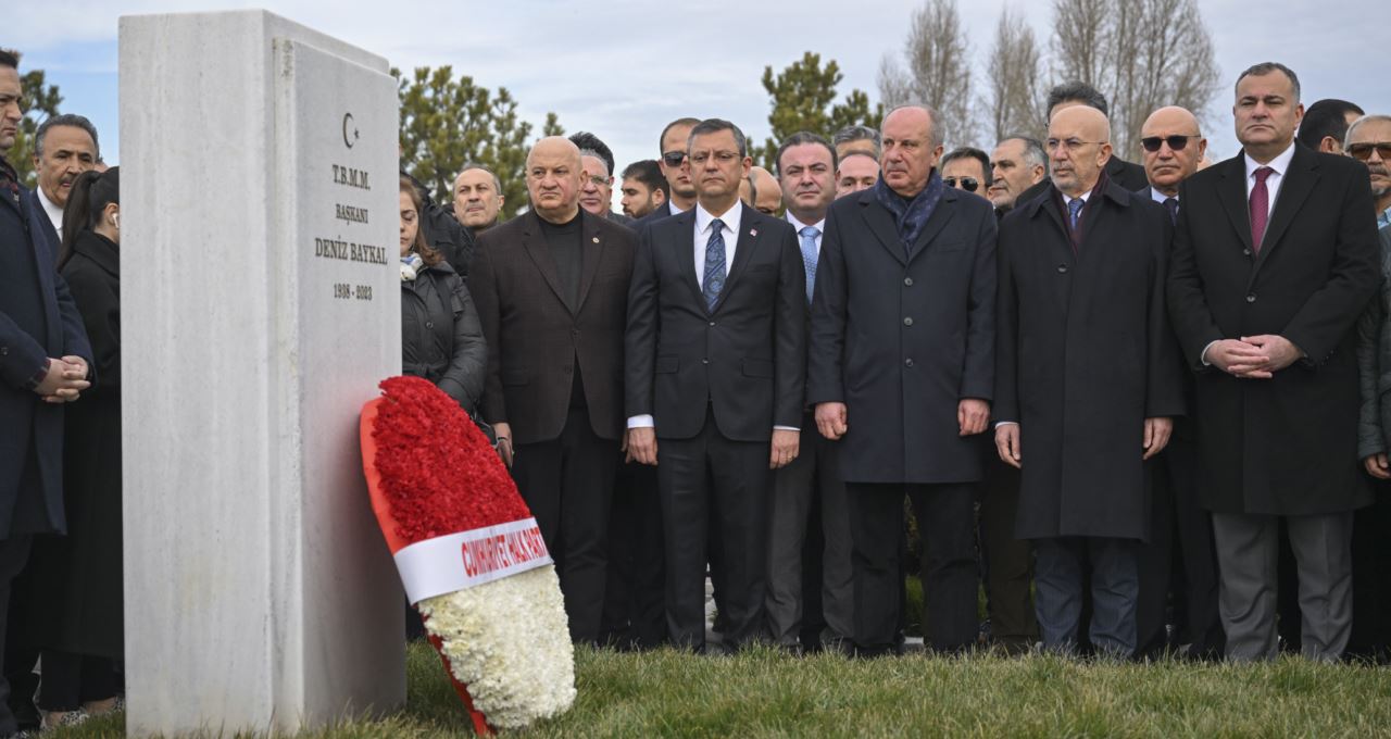 CHP Genel Başkanı Özel, Deniz Baykal'ı mezarı başında andı
