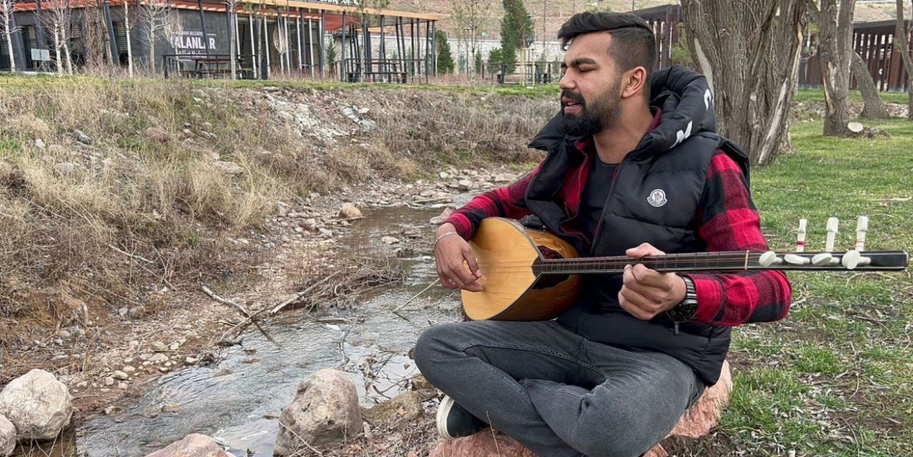 Kulak aşinalığıyla öğrendiği bağlama ekmek kapısı oldu