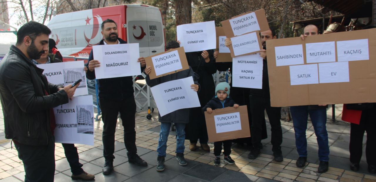 Ev verme vaadiyle dolandırıcılık yaptıkları öne sürülen zanlılar hakim karşısında