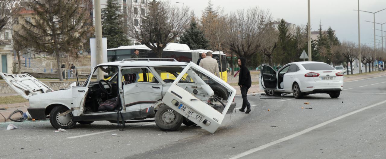 İki araç çarpıştı, kazada 3 kişi yaralanarak hastaneye kaldırıldı