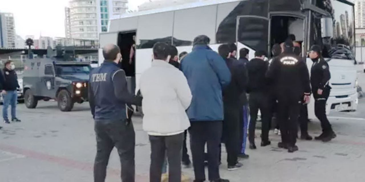 Konya’da yakalanan 5 DEAŞ’lı Göç İdaresi’ne teslim edildi!