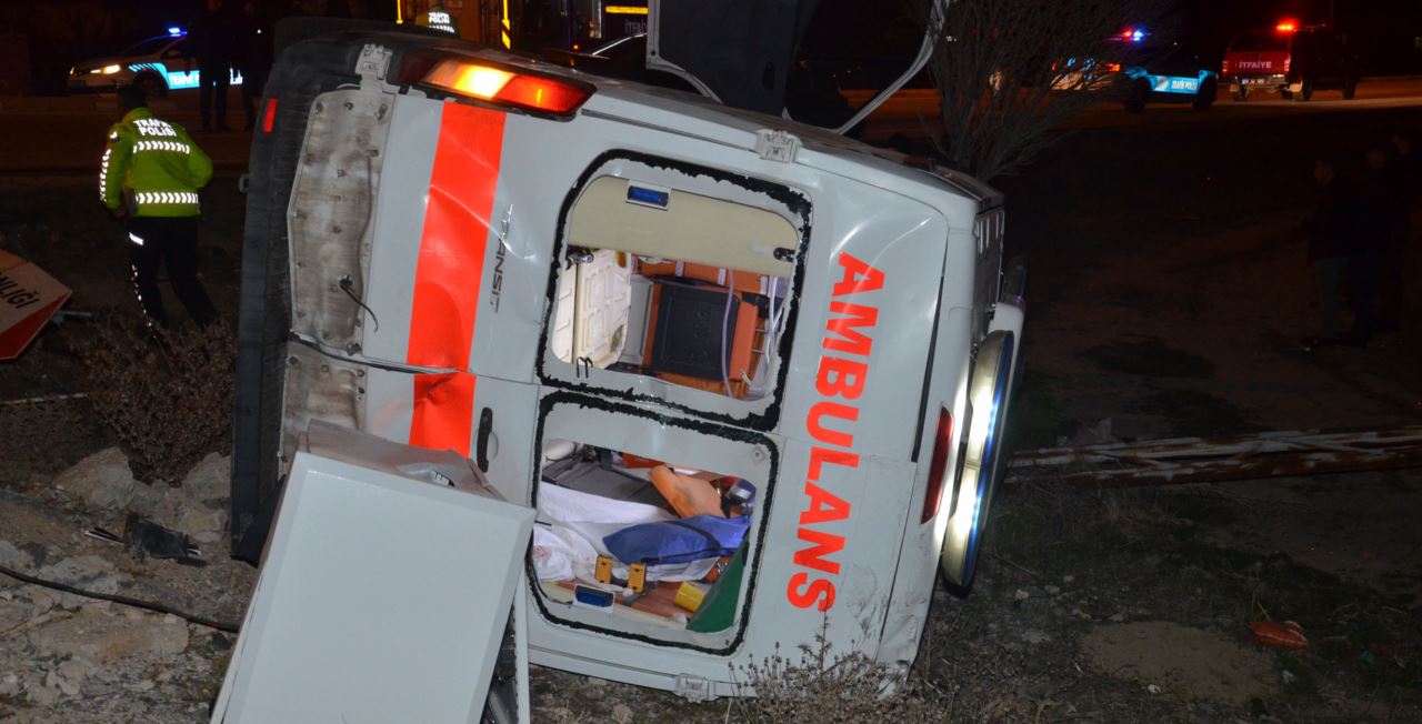 Ambulans ile aracın çarpıştığı kazada 5 kişi yaralandı