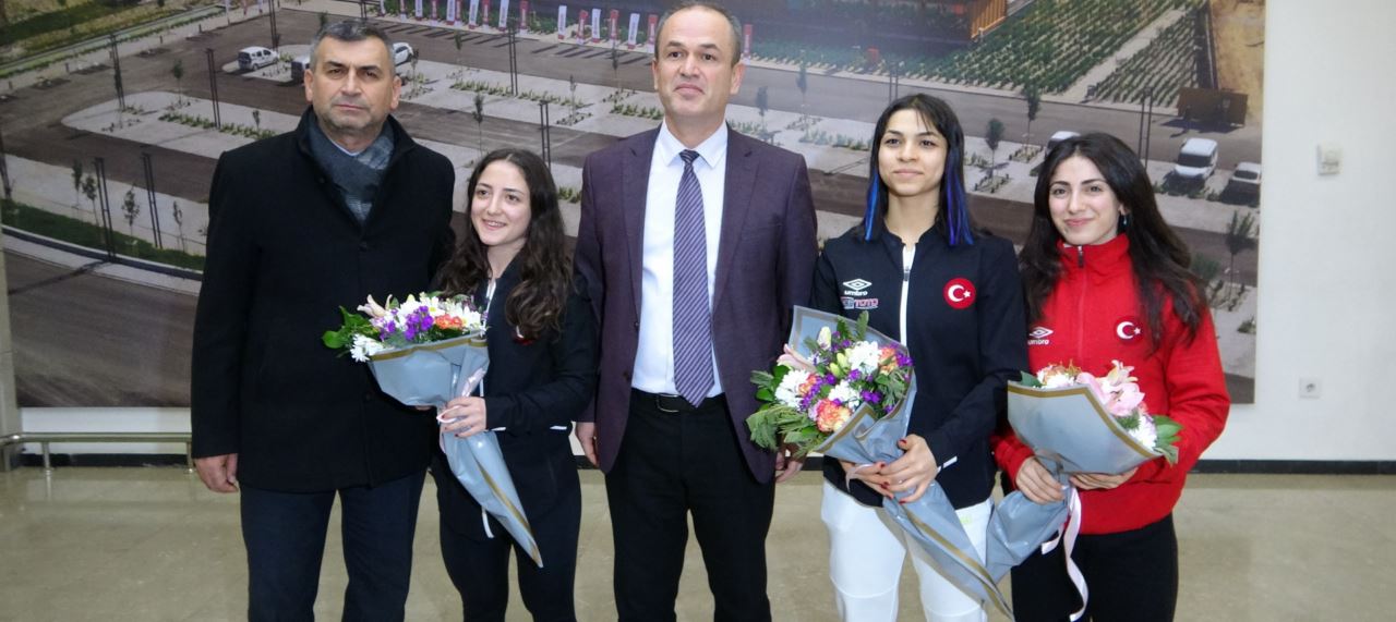 Avrupa rekoru kıran halterciler Konya'ya döndü