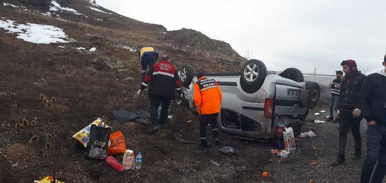 Hafif ticari aracın devrilmesi sonucu 5 kişi yaralandı