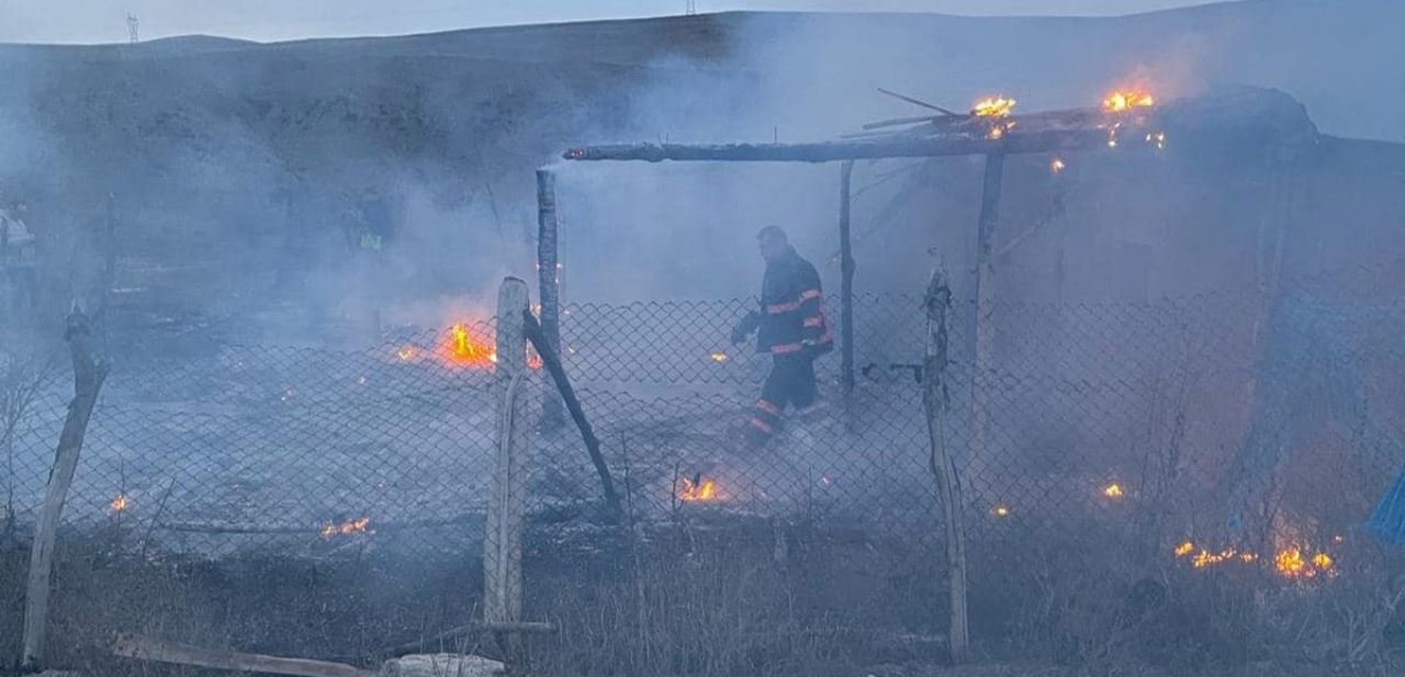 Meydana gelen yangın sonucu ahır kullanılamaz hale geldi