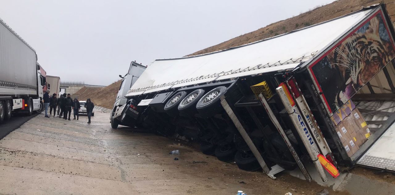 Şarampole devrilen TIR sürücüsü yaralandı