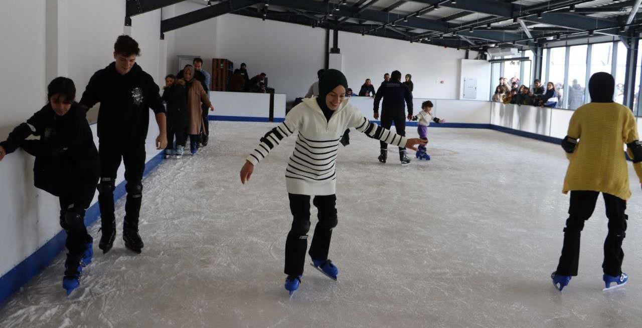 Bilim Merkezi'ndeki ücretsiz buz pistine vatandaşların ilgisi devam ediyor