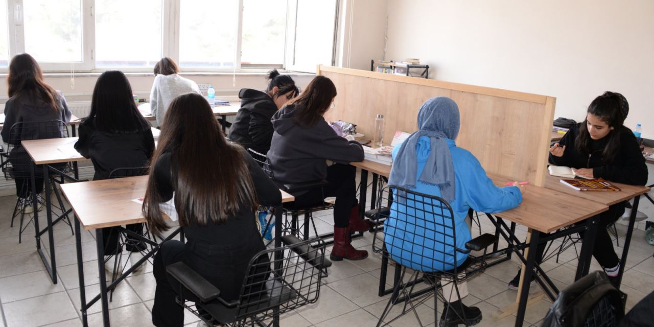 Öğrenciler sessiz kütüphanede sınavlara hazırlanıyor