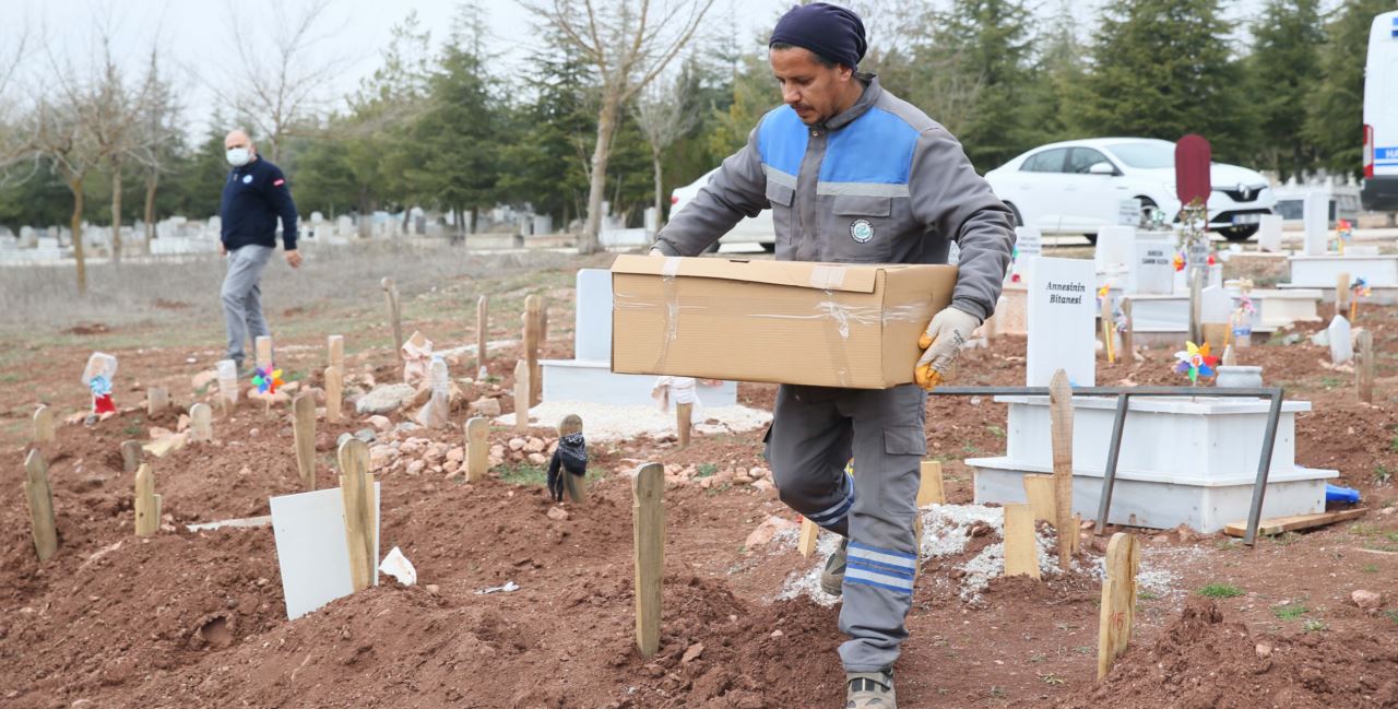 Çöplükte ölü bulunan bebek toprağa verildi