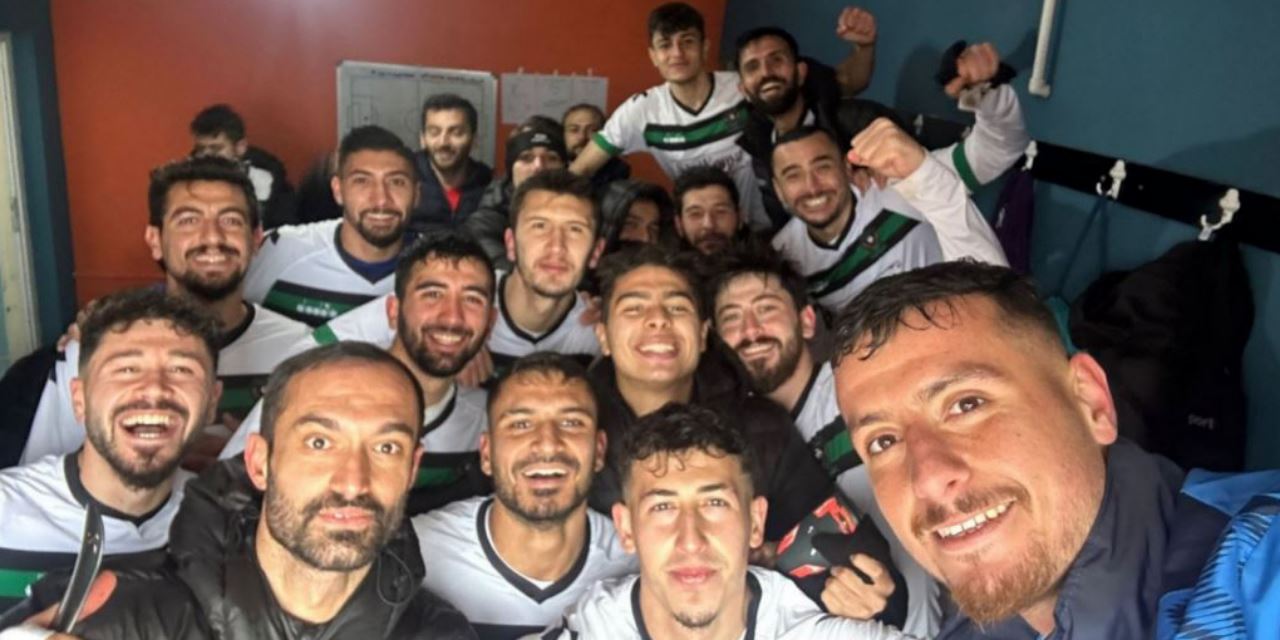Futbolcular maçın sevincini selfieyle kutladı