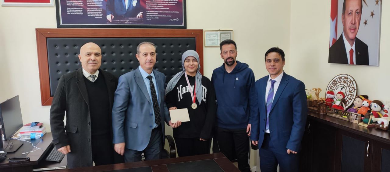 Konya'daki müsabakada bilek güreşinde ikinci olan öğrenci ödüllendirildi