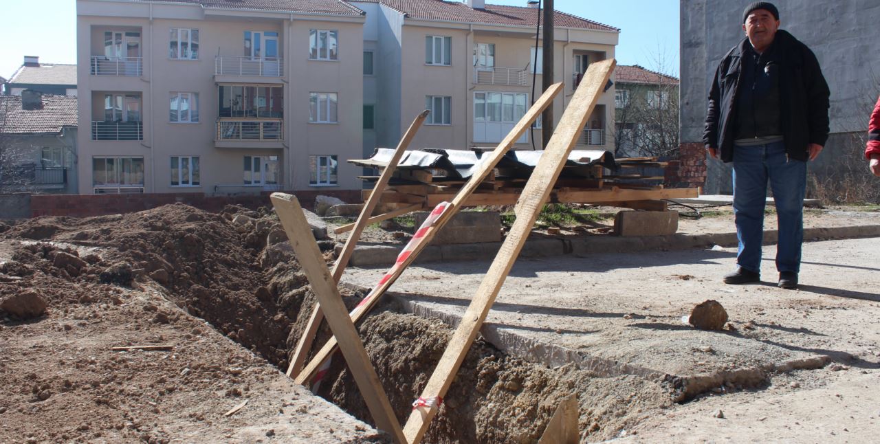 Araç ve yaya geçişine engel olan çukurun kapatılmamasına mahalleliden tepki geldi