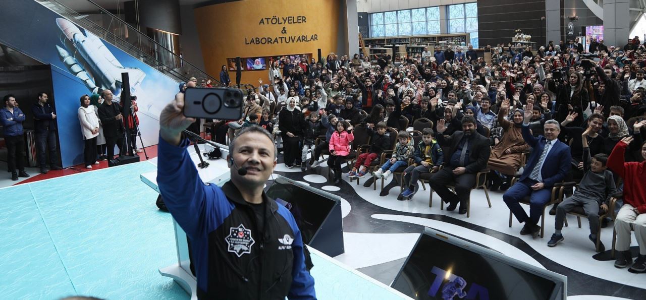 Alper Gezeravcı Bilim Merkezinde gençlerle buluştu