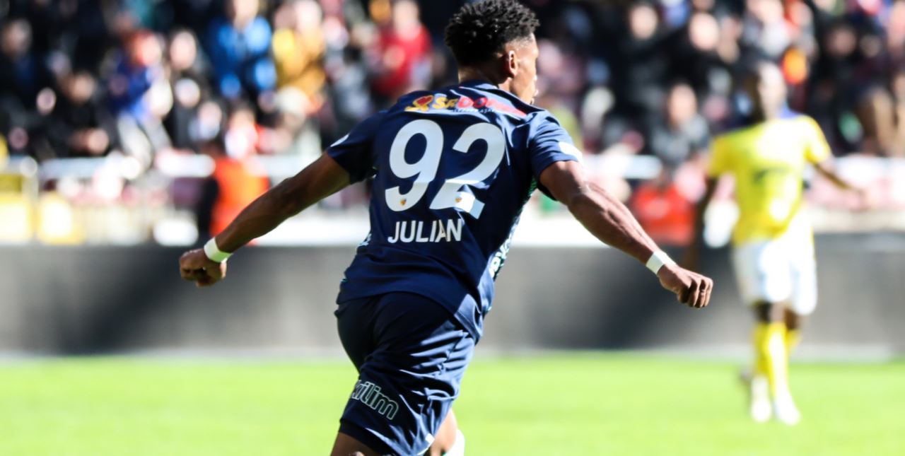 Julian Jeanvier ilk gol sevincini yaşadı