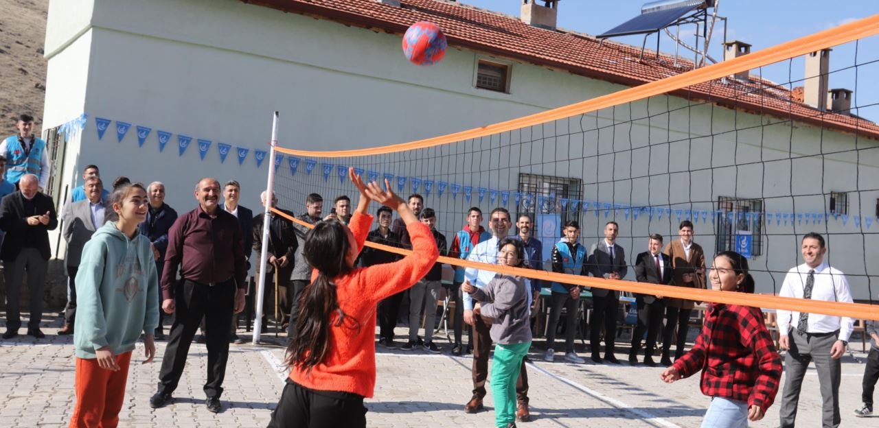 Kayseri'de "Köyün Sultanları" projesi kapsamında voleybol sahası açıldı