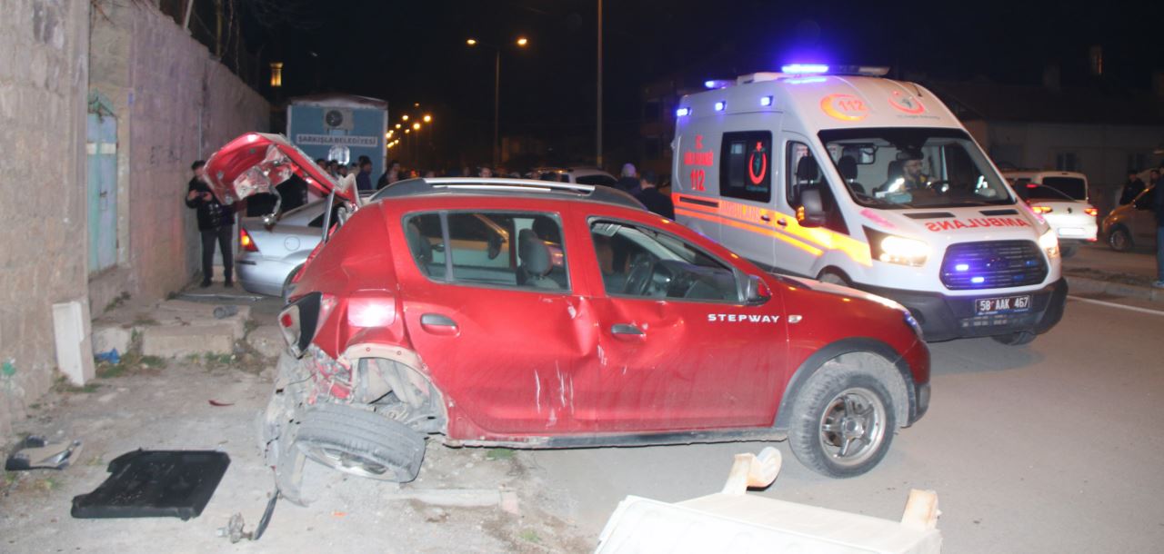 Park halindeki araçlara çarpan otomobildeki 2 kişi yaralanarak hastaneye kaldırıldı