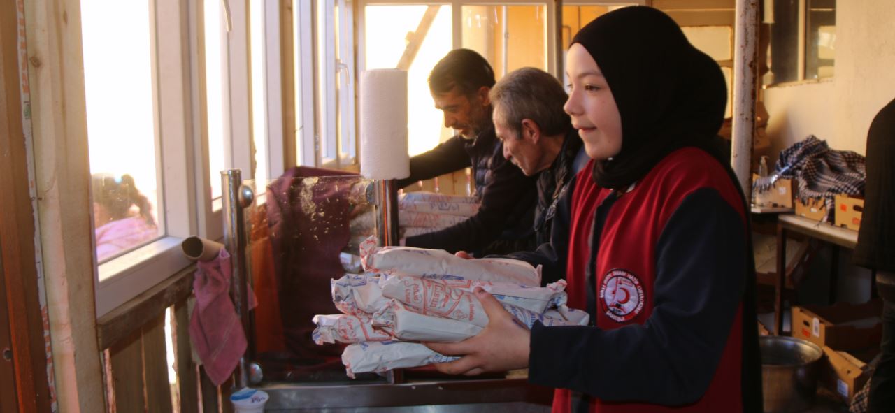 Müezzin, camiye gelen öğrencilere döner ikram ediyor