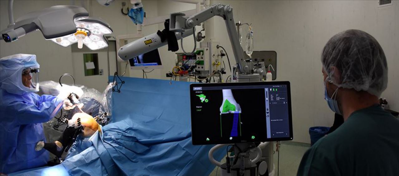 Robotik cerrahi ve yapay zeka ile diz ve kalça kireçlenmesi daha çabuk iyileşiyor
