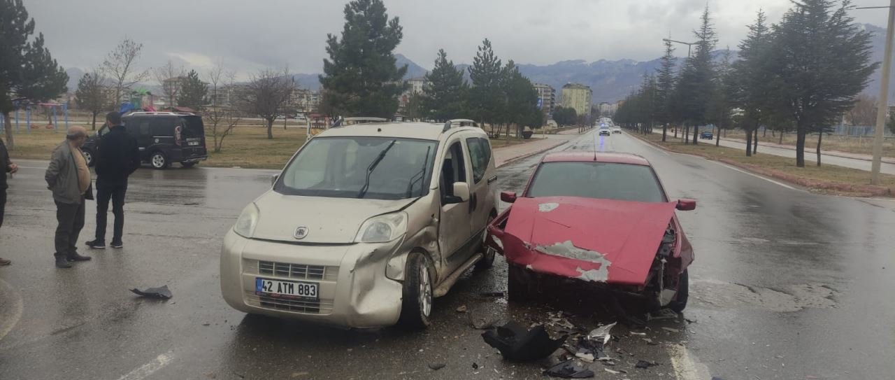 Konya'da iki otomobilin çarpıştığı kazada 1 kişi yaralandı