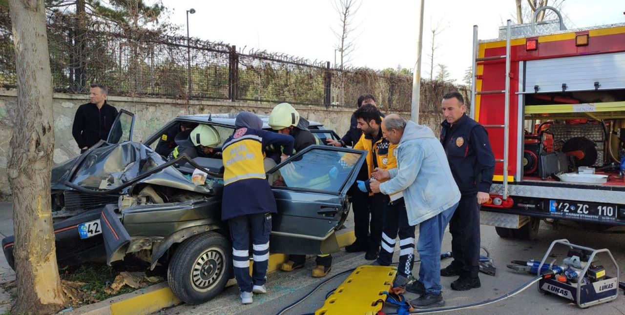 Konya'daki kazada araçta sıkışan sürücüyü itfaiye ekipleri kurtardı