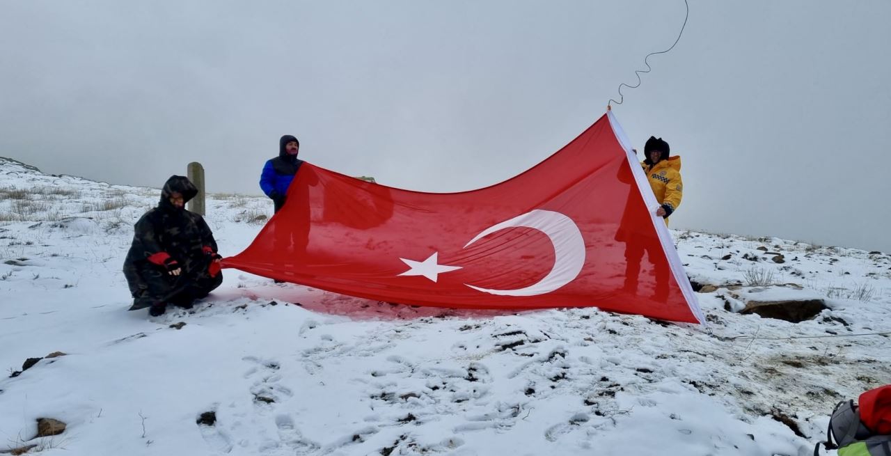 Dağcılar, Bayraktepe'deki yıpranan Türk bayrağının yenisini göndere çekti